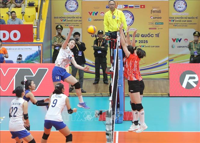 Pha đập bóng của VĐV đội U21 Việt Nam (áo trắng) trước đội Tứ Xuyên. Ảnh: Hoàng Hùng TTXVN