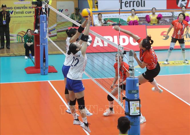 Pha chắn bóng của VĐV đội U21 Việt Nam (áo trắng) trước đội Tứ Xuyên. Ảnh: Hoàng Hùng TTXVN