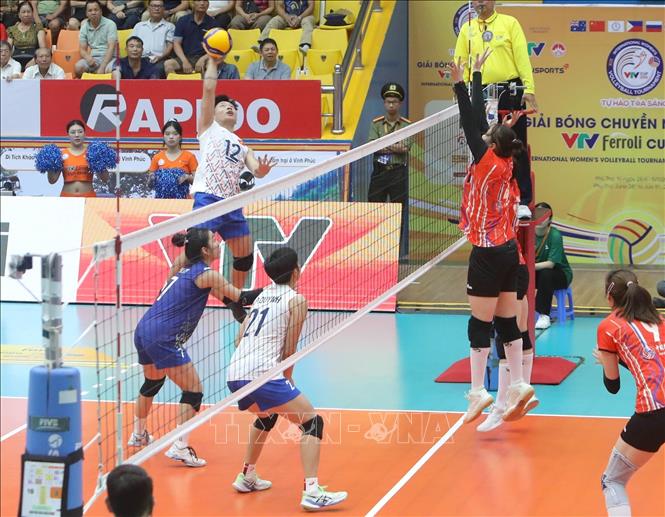 Pha đập bóng của VĐV đội U21 Việt Nam (áo trắng) trước đội Tứ Xuyên. Ảnh: Hoàng Hùng TTXVN