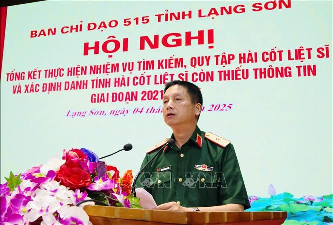 Thiếu tướng Dương Văn Quang, Phó Chính ủy Quân khu 1, Trưởng Ban Chỉ đạo về tìm kiếm, quy tập và xác định hài cốt liệt sĩ còn thiếu thông tin phát biểu tại hội nghị. Ảnh: Anh Tuấn – TTXVN