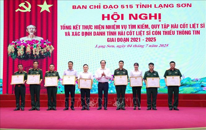 Các tập thể, cá nhân có thành tích xuất sắc trong thực hiện nhiệm vụ tìm kiếm, quy tập hài cốt liệt sĩ và xác định danh tính hài cốt liệt sĩ còn thiếu thông tin giai đoạn 2021 – 2025 tỉnh Lạng Sơn nhận Bằng khen của Chủ tịch UBND tỉnh. Ảnh: Anh Tuấn – TTXVN