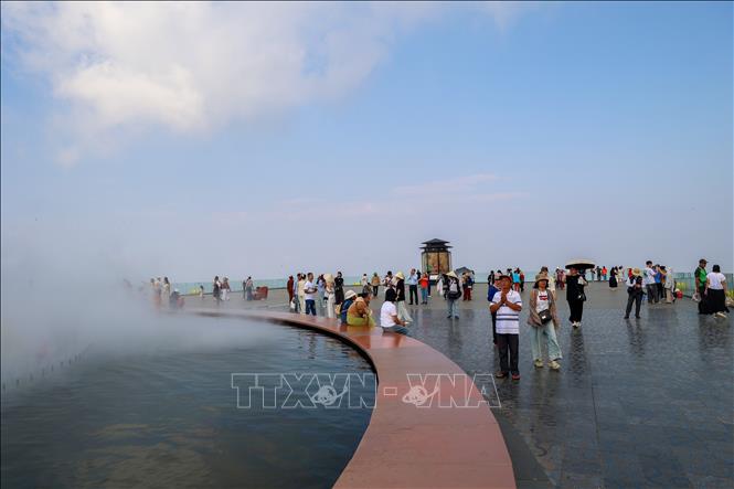 Du khách trải nghiệm tại Khu du lịch quốc gia núi Bà Đen, nơi có khí hậu mát mẻ ở độ cao 986m. Ảnh: Giang Phương - TTXVN