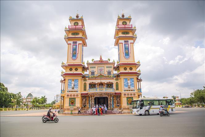 Tòa Thánh Cao Đài Tây Ninh với kiến trúc tôn giáo độc đáo, đón nhiều đoàn khách đến tham quan trong dịp hè 2025. Ảnh: Giang Phương - TTXVN