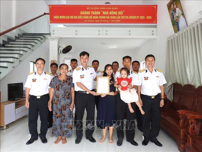 Thượng tá Mai Đăng Danh, Phó Tư lệnh, Tham mưu trưởng Vùng 5 Hải quân trao quyết định bàn giao 