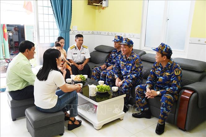 Chuẩn Đô đốc Nguyễn Đình Hùng, Phó Tư lệnh Hải quân thăm, động viên gia đình quân nhân được hỗ trợ 