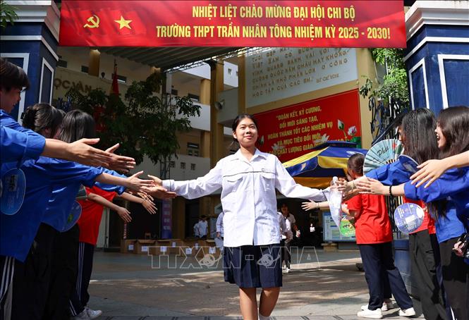 Năm 2025 là năm đầu tiên, Sở GD&ĐT Hà Nội công bố đồng thời kết quả thi, điểm chuẩn các trường THPT công lập, trường chuyên. Ảnh: Thanh Tùng - TTXVN 