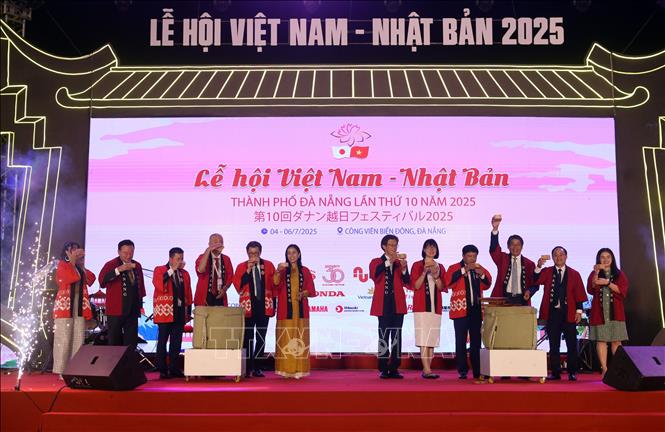 Đại biểu thực hiện nghi thức đập, mời rượu để khai mạc Lễ hội. Ảnh: Trần Lê Lâm - TTXVN 
