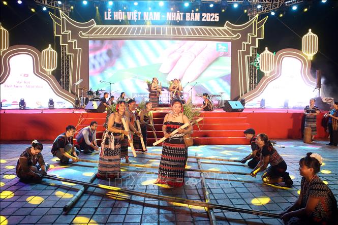 Đồng bào dân tộc Cơ Tu biểu biễn giao lưu nghệ thuật tại Lễ hội. Ảnh: Trần Lê Lâm - TTXVN 