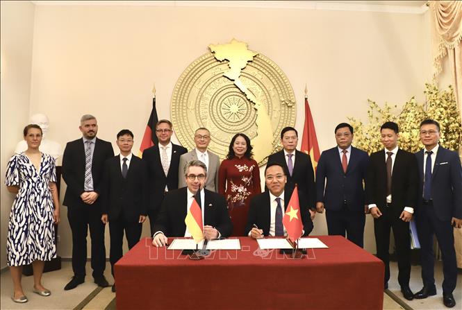 Signing the Joint Declaration establishing the Vietnam-Germany Energy Partnership. VNA Photo: Phương Hoa 