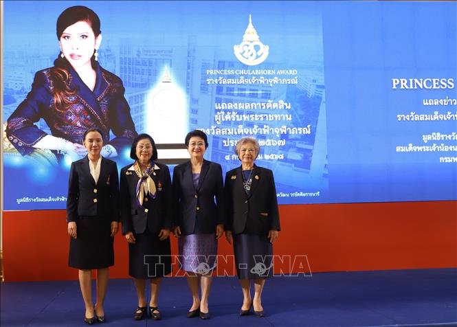 Các thành viên Hội đồng Học viện Hoàng gia Chulabhorn tại buổi họp báo. Ảnh: Đỗ Sinh - PV TTXVN tại Thái Lan