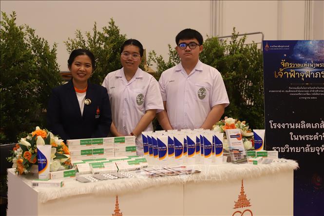 Giới thiệu thuốc điều trị ung thư máu dạng viên Imcranib 100 - thuốc điều trị ung thư nhắm mục tiêu đầu tiên được sản xuất tại Thái Lan. Ảnh: Đỗ Sinh - PV TTXVN tại Thái Lan