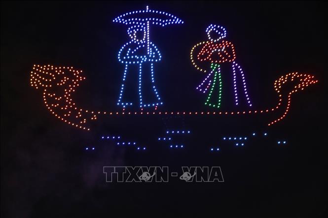 Trình diễn Dron ánh sáng tại chương trình. Ảnh: Danh Lam -TTXVN 