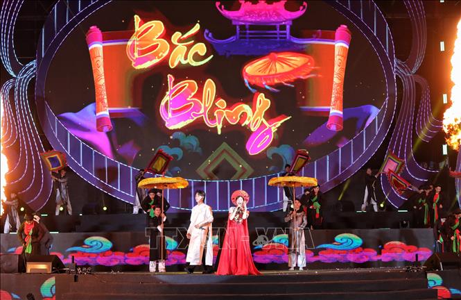 Ca sỹ Nguyễn Thị Hòa với nghệ danh Hòa Minzy biểu diễn tiết mục Bắc Bling. Ảnh: Danh Lam -TTXVN 