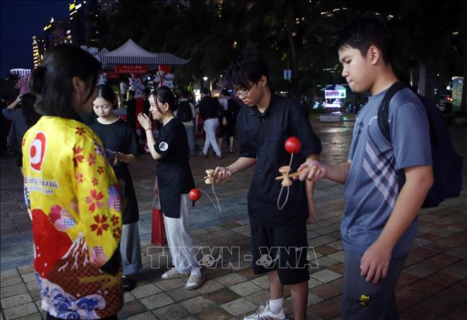Visitors experience folk games of Japan. VNA Photo: Trần Lê Lâm