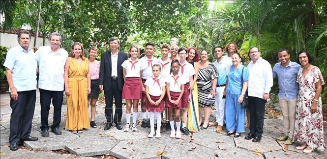 Các đại biểu và các học sinh đạt giải. Ảnh: Việt Hùng - PV TTXVN tại Cuba