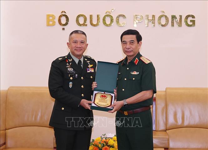 Đại tướng, Bộ trưởng Quốc phòng Phan Văn Giang và Đại tướng Songwit Noonpackdee, Tư lệnh Lực lượng Quốc phòng Thái Lan trao đổi quà lưu niệm. Ảnh: Trọng Đức - TTXVN