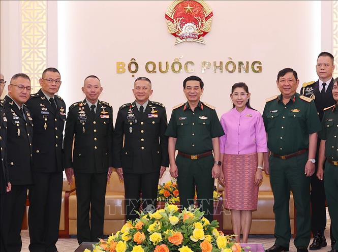 Đại tướng, Bộ trưởng Quốc phòng Phan Văn Giang và Đại tướng Songwit Noonpackdee, Tư lệnh Lực lượng Quốc phòng Thái Lan cùng các thành viên trong đoàn. Ảnh: Trọng Đức - TTXVN