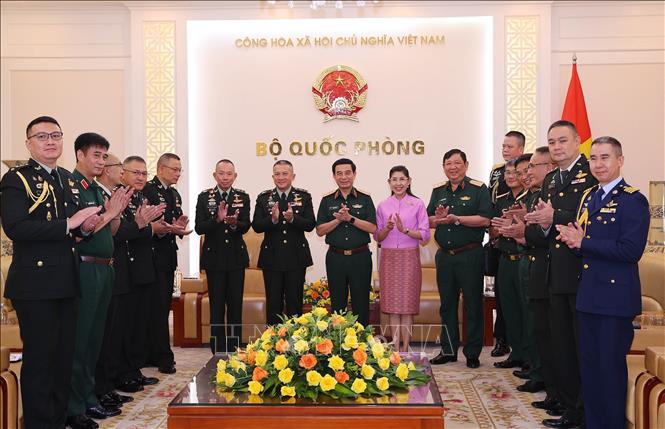 Đại tướng, Bộ trưởng Quốc phòng Phan Văn Giang và Đại tướng Songwit Noonpackdee, Tư lệnh Lực lượng Quốc phòng Thái Lan cùng các thành viên trong đoàn. Ảnh: Trọng Đức - TTXVN