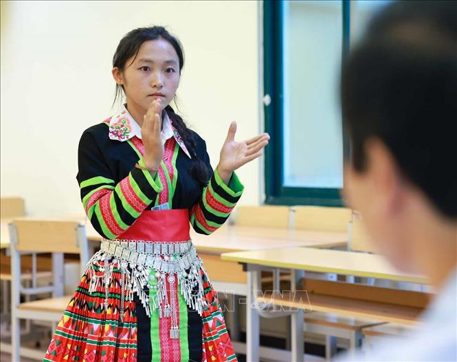 Thí sinh là người dân tộc thiểu số dự thi năng khiếu về âm nhạc. Ảnh: Thanh Tùng - TTXVN