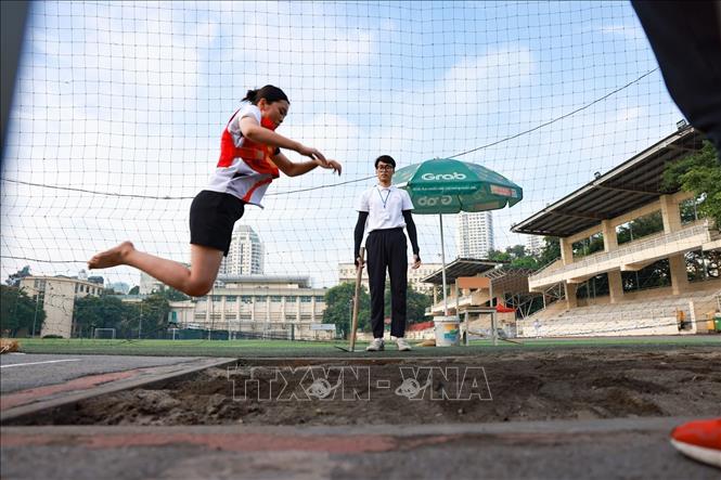 Thí sinh dự thi môn bật xa, một trong những phần thi năng khiếu vào ngành Giáo dục Thể chất. Ảnh: Thanh Tùng - TTXVN