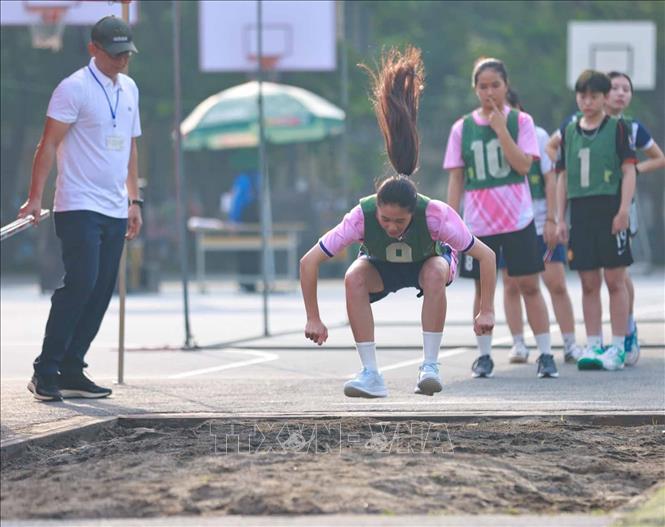 Thí sinh dự thi môn bật xa, một trong những phần thi năng khiếu vào ngành Giáo dục Thể chất. Ảnh: Thanh Tùng - TTXVN