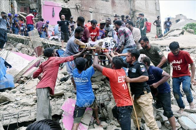 Lực lượng cứu hộ chuyển nạn nhân trong vụ sập tòa nhà ở Karachi, Pakistan, ngày 4/7/2025. Ảnh: THX/TTXVN 