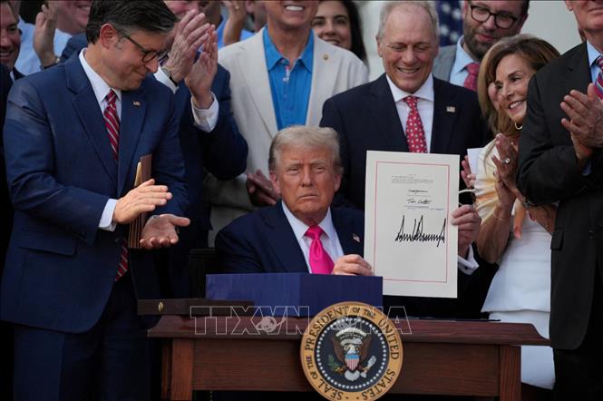 Tổng thống Mỹ Donald Trump ký thành luật gói cắt giảm thuế và chi tiêu toàn diện tại Nhà Trắng, ngày 4/7/2025. Ảnh: REUTERS/TTXVN