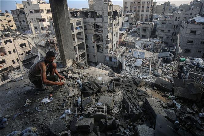 Ngôi nhà của người Palestine bị phá huỷ sau vụ không kích của Israel xuống trại tị nạn al-Shati, phía Tây thành phố Gaza, ngày 4/7/2025. Ảnh: THX/TTXVN 