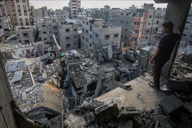Những ngôi nhà của người Palestine bị phá huỷ sau vụ không kích của Israel xuống trại tị nạn al-Shati, phía Tây thành phố Gaza, ngày 4/7/2025. Ảnh: THX/TTXVN 
