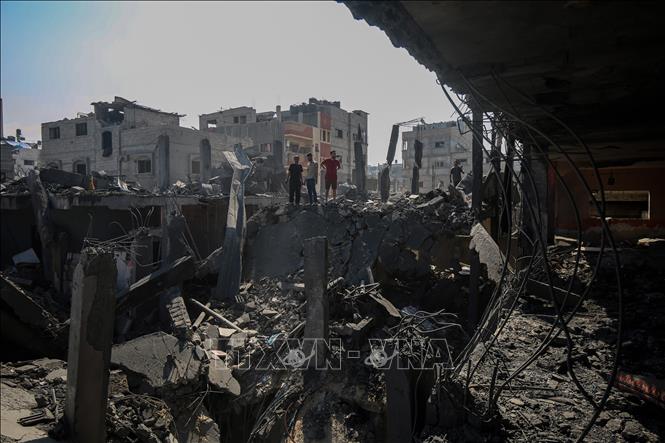 Những ngôi nhà của người Palestine bị phá huỷ sau vụ không kích của Israel xuống trại tị nạn al-Shati, phía Tây thành phố Gaza, ngày 4/7/2025. Ảnh: THX/TTXVN 