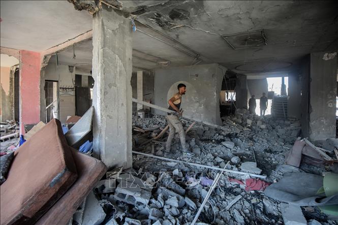 Ngôi nhà của người Palestine bị phá huỷ sau vụ không kích của Israel xuống trại tị nạn al-Shati, phía Tây thành phố Gaza, ngày 4/7/2025. Ảnh: THX/TTXVN 