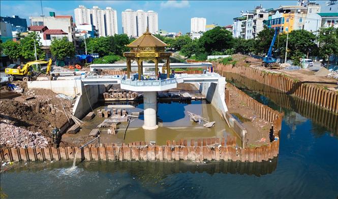 Đập dâng được kỳ vọng giúp cải thiện chất lượng nước trên sông Tô Lịch, giảm thiểu ô nhiễm. Ảnh: Thành Phương - TTXVN