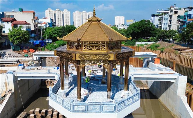 Đứng ở đây có thể quan sát mực nước trên đập và ngắm cảnh quan hai bên bờ sông. Ảnh: Thành Phương - TTXVN