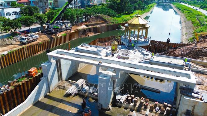 Nhà thầu đang thi công các hạng mục của đập dâng trên sông Tô Lịch. Ảnh: Thành Phương - TTXVN