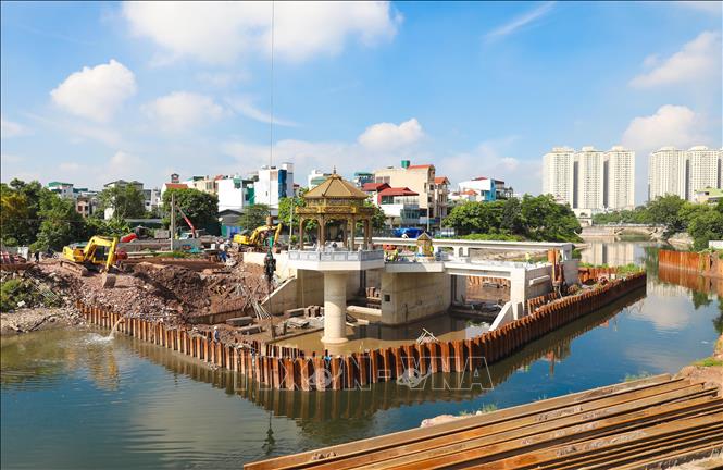 Đập dâng đầu tiên trên sông Tô Lịch khởi công từ giữa tháng 2/2025, tại khu vực hạ lưu sông, thuộc phường Thanh Liệt. Ảnh: Thành Phương - TTXVN