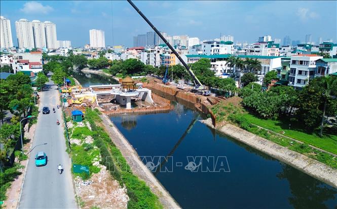 Nhà thầu đang thi công các hạng mục của đập dâng trên sông Tô Lịch. Ảnh: Thành Phương - TTXVN