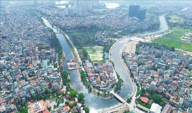 Nằm giữa Thủ đô Hà Nội, sông Tô Lịch hiện nay dài 13,4 km. Ảnh: Thành Phương - TTXVN