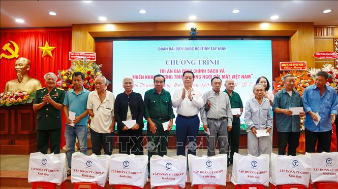 Trưởng Ban Tuyên giáo và Dân vận Trung ương Nguyễn Trọng Nghĩa trao tặng quà cho các gia đình chính sách, người có công với cách mạng. Ảnh: Giang Phương – TTXVN