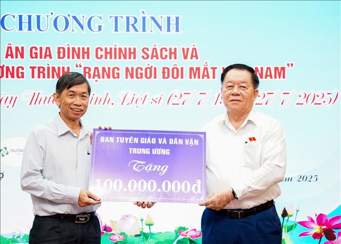 Trưởng Ban Tuyên giáo và Dân vận Trung ương Nguyễn Trọng Nghĩa trao bảng tượng trưng tặng 100 triệu đồng cho đại diện Sở Y tế tỉnh Tây Ninh thực hiện chương trình “Rạng ngời đôi mắt Việt Nam”. Ảnh: Giang Phương – TTXVN