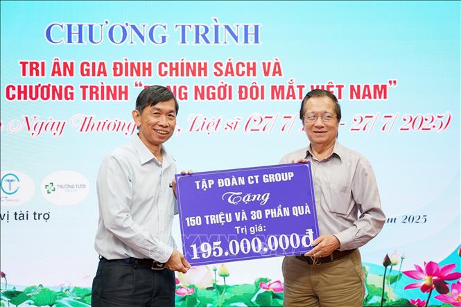 Đại diện Tập đoàn CT Group (phải) trao tặng 150 triệu đồng và 30 phần quà với tổng trị giá 195 triệu đồng cho đại diện Sở Y tế tỉnh Tây Ninh. Ảnh: Giang Phương – TTXVN