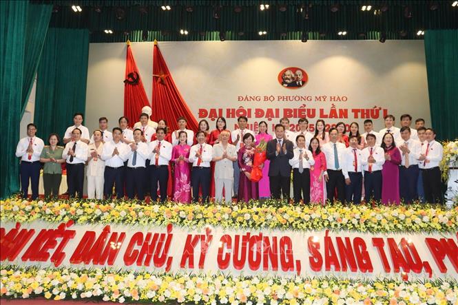 Các đại biểu tặng hoa chúc mừng Ban chấp hành Đảng bộ phường Mỹ Hào nhiệm kỳ 2025 - 2030. Ảnh: Mạnh Khánh-TTXVN