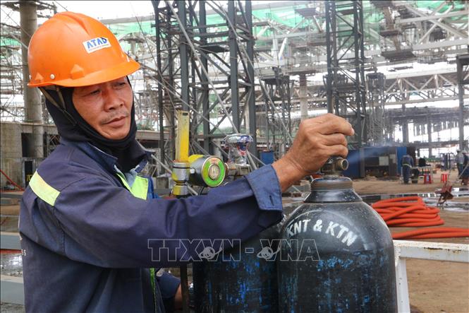 Công nhân kiểm tra bình khí phục vụ hàn, cắt tại nhà ga sân bay Long Thành. Ảnh: Công Phong - TTXVN