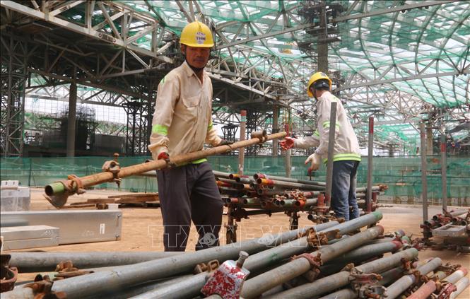 Công nhân di chuyển giàn giáo sau khi đã hoàn thành các phần việc tại nhà ga sân bay Long Thành. Ảnh: Công Phong - TTXVN