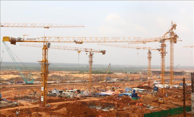 Hệ thống cẩu phục vụ thi công sân bay Long Thành. Ảnh: Công Phong - TTXVN