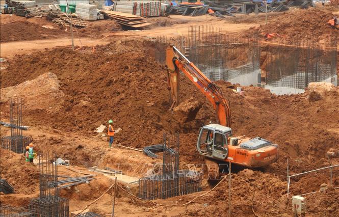 Máy móc, nhân lực thi công cầu cạn vào nhà ga sân bay Long Thành. Ảnh: Công Phong - TTXVN