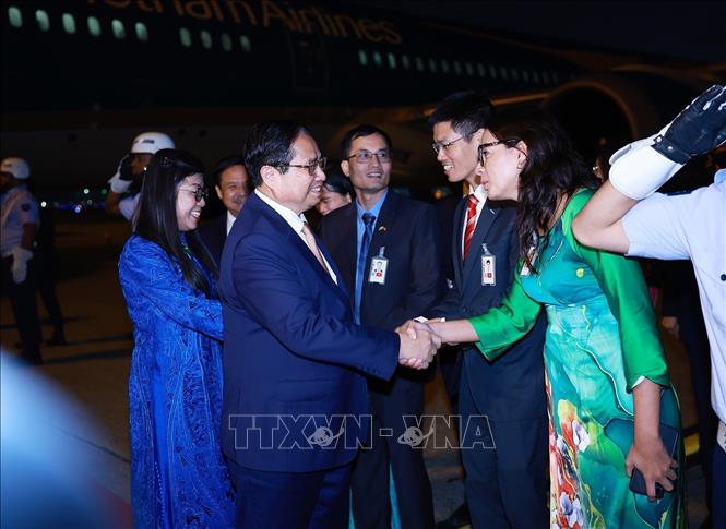 Cán bộ, nhân viên Đại sứ quán đón Thủ tướng Phạm Minh Chính và Phu nhân tại sân bay quân sự Galeao, Rio de Janeiro (Brazil). Ảnh: Dương Giang - TTXVN