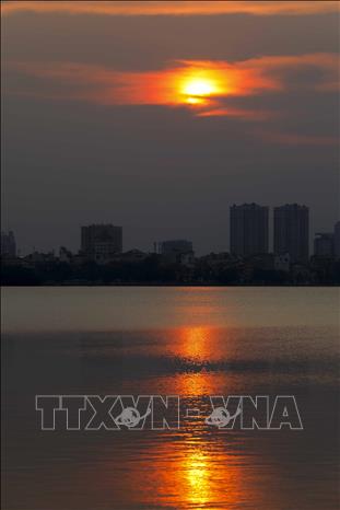 Hoàng hôn Hồ Tây đẹp nhất vào khoảng 17h30 đến 18h30. Ảnh: Khánh Hòa - TTXVN