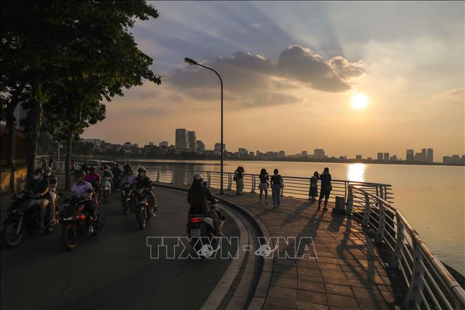 Hoàng hôn Hồ Tây đẹp nhất vào khoảng 17h30 đến 18h30. Ảnh: Khánh Hòa - TTXVN