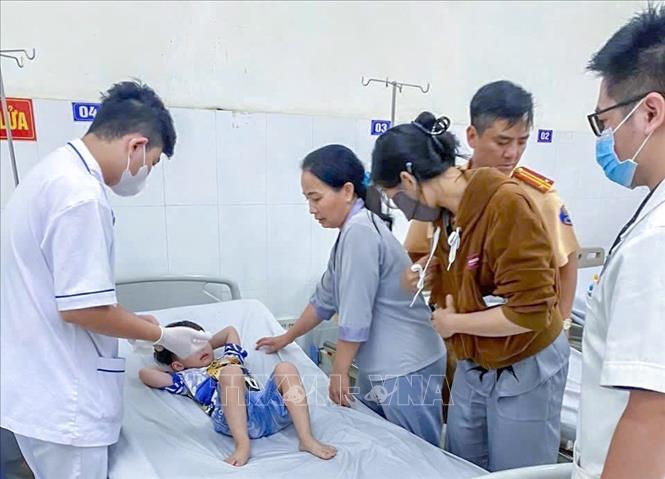 Cháu P.H.T được đưa vào cấp cứu tại Bệnh viện Trường Đại học Y Dược Cần Thơ. Ảnh: TTXVN phát