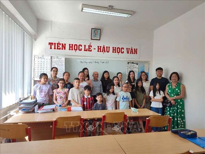 Đại diện ban tổ chức, phụ huynh và các học sinh chụp ảnh kỷ niệm tại lễ khai giảng. Ảnh: Việt Thắng - PV TTXVN tại Séc